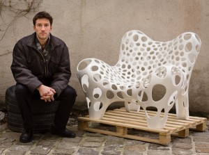 Philipp Aduatz und sein "Fauteuil II". Foto: © Georg Molterer