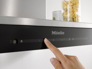 Eine durchgängige Bedienphilosophie ist allen Geräten gemeinsam. Das modere M Touch sorgt für intuitive Bedienbarkeit via Fingertipp. Foto: Miele