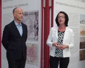 Die Ausstellungskuratoren Wolfgang Förster ( Wohnbauforschung Wien/MA50) und Monika Wenzl-Bachmayer (WAGNER:WERK Museum) gaben einen kompakten Ein- und Überblick. Foto: wohndesigners