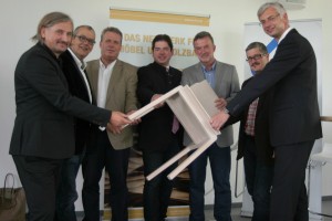 Die Designinitiative ist gestartet. Erich Gaffal (MHC), Erich Weller (Studia), Erich Stöckl (Rohol GmbH Rosenau), Karl Aitzetmüller (WK-Obmann Kirchdorf und Sägewerker Steinbach/Zbg.), Erich Mayrhofer (Nationalpark OÖ Kalkalpen GmbH) und Felix Fößleitner (Lederregion Nationalpark Kalkalpen) sowie Michael Strugl (oö. Wirtschafts-LR) (v.l.). Foto: © MHC/Clusterland OÖ