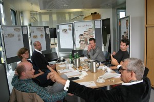 Kreative Konzepte, heiße Diskussionen der Jury: Steffen Kehrle, Sandra Hofmeister, Nils Holger Moormann, Marek Gut und Christoph March (Designatelier March-Gut) und Karl Weller. Foto: © MHC/Clusterland OÖ