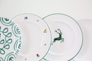 Die klassischen Designs „Grüngeflammt“, „Streublume“ und „Hirsch“... Foto: Gmundner Keramik Manufaktur