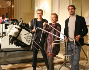 Designer Thomas Feichtner, Mag. Alexandra Graski-Hoffmann (GF MAC – Hoffmann & Co. GmbH) und Percy Thonet (Thonet Vertrieb Österreich) mit frisch gebogenen Stahlrohr-Sitzobjekten auf der WOHNDESIGN PURE VIENNA. Foto: WOHNDESIGNERS