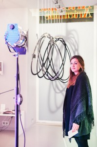 Die Gewinnerin Johanna Riedl vor dem Gewinnerprojekt „Schattenspiel“. Foto: Artemide / Fotograf Stefan Fürtbauer