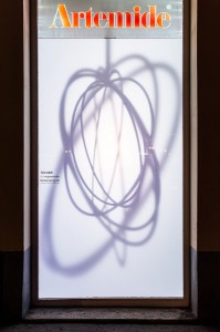 „Schattenspiel“ lockt von außen in den Showroom. Foto: Artemide / Fotograf Stefan Fürtbauer