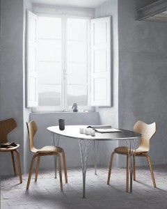 Fritz Hansen präsentiert den Stuhl Grand Prix™ im Original-Style mit Holzgestell. Foto: Republic of Fritz Hansen™