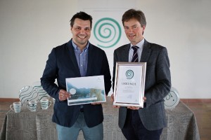 Der Design Award der Gmundner Keramik ist entschieden. Gewinner Stefan Öhlinger mit Gmundner Keramik-GF Jakob von Wolff. Foto: Gmundner Keramik Manufaktur