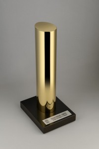 Die einzigartige Trophäe, designt von Barber & Osgerby, geht an mischer’traxler. Foto: BE OPEN Young Talent Award