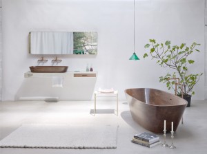 Die Badewanne „Shell“ aus Massivholz, designt von Nina Mair und gefertigt von Forcher, mit Accessoires. Foto: Markus Bstieler