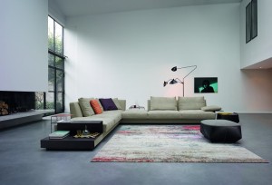 Neben den Betten hat Walter Knoll zahlreiche weitere Neuheiten im Gepäck, u.a. das Sofaprogramm „Grand Suite“, ebenfalls designt von EOOS. Foto: Walter Knoll AG & Co. KG