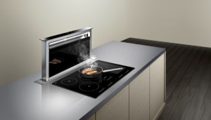 Bei Bedarf und via Berührung des touchControl Bedienfeldes fährt die Tischlüftung aus der Arbeitsplatte und saugt effizient Kochdünste ab. Foto: Siemens