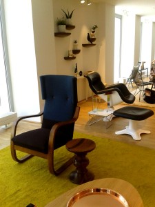 Ebenfalls zu sehen: Hella Jongerius Neuinterpretation der Alvar Aalto Sessel 400 und 401 sowie des Stool 60 sowie der moderne Loungesessel-Klassiker „Karuselli“. Foto: WOHNDESIGNERS