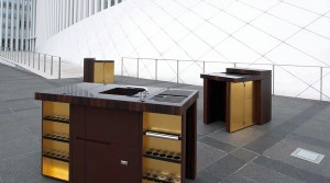 Hinter den Korpus-Oberflächen aus extravaganten Materialien wie Blattgold verbergen sich raffinierte Funktionen, Hightech und Stauraum. Foto: Nomad Kitchen