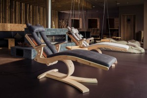 Besonderes Relaxmöbel: Die Wellnessliege „LL10“ der Tiroler Tischlerei Luttinger. Foto: Tischlerei Luttinger