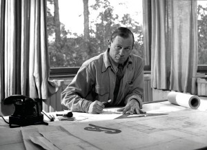 Die Ausstellung "Alvar Aalto - Second Nature" widmet sich dem Architekten und Designer. Hier: Alvar Aalto in seinem Atelier, 1945. Foto: © Alvar Aalto Estate / Alvar Aalto Museum; Foto: Eino Mäkinen