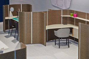 Mit „The Workbay Office“ läuft im Vitra Schauraum Wien eine spannende Installation zu und mit den Workbays, designt von Erwan und Ronan Bouroullec. Foto: Vitra