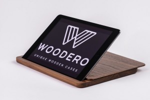 Auch iPads erhalten mit Woodero eine edle, praktische Hülle aus feinstem Massivholz. Das individuelle Branding sorgt für den persönlichen Look und Touch. Foto: Woodero GmbH