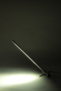 „meeT“ von Jeho Yoon: Die Leuchte tritt in Beziehung mit den Gegenständen, ist also z.B. mit dem Bleistift im Kontext als Arbeitsplatzleuchte kombiniert. © Kunsthochschule Halle