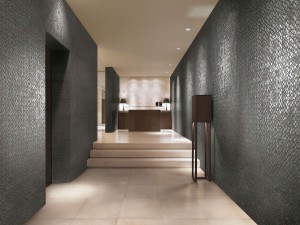 Ceramiche Refin bringt mit der Kollektion “Beside” die Rückseite zum Vorschein und verleiht Fliese und Raum einen neuen Look, wie z.B. im Farbton Metallo. © Ceramiche Refin S.p.A