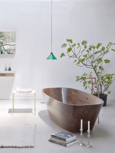 Vollholz in edlem Design – die Badewanne ist ein ganz besonderes Stück. © Markus Bstieler