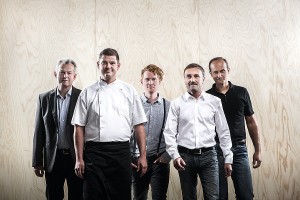 Das Vooking-Team: Gerhard Spitzbart (Tischler), Harald Hochettlinger (Profi-Koch), Stefan Radinger (Möbeldesigner, Team7), Mario Zeppetzauer (Industrial Designer, formquadrat), Stefan Degn (Industrial Designer, formquadrat) (v.l.) © Michael Liebert.