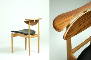 Bequem „verkehrt“ sitzen – dank horizontaler Abdeckung an der Hinterseite der Lehne. © Onecollection