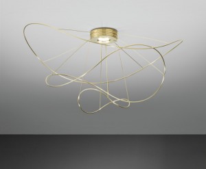 Moderne Eleganz: „Hoops“ glänzt mit zarten vergoldeten Metallfäden. © Axo Light