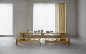 e15 präsentiert die neue Produktfamilie, designt von David Chipperfield, bestehend aus dem Tisch FAYLAND, der Bank FAWLEY und dem Hocker bzw. Beistelltisch Langley. © e15