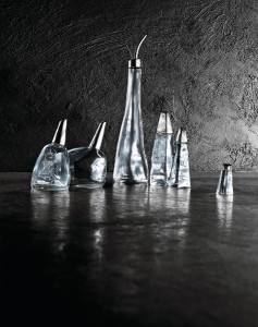 Schicker Look: Öl- und Essigflasche, Salz-, Pfeffer-, Gewürz- oder Zuckerstreuer - Alle sechs Kreationen sind aus Glas und Edelstahl gefertigt. © Alessi