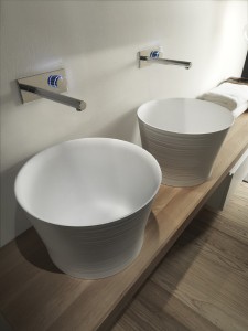 Ein Gefühl von Wellness im Bad: Waschplatz mit zwei Handmade-Waschbecken. © Falper