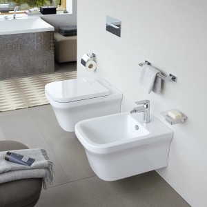 Gemeinsames Designelement von Waschbecken, Wannen, WCs und Urinalen ist „ein abgesetzter, klar definierter Bereich“, so Phoenix Design. © Duravit.