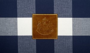 Raffiniertes Detail: Die Insignien aus geprägtem Leder, die Hästens als Königlichen Hoflieferanten auszeichnet. © Hästens