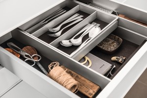 Die SieMatic Aluminium-Innenausstattung bietet Funktionselemente wie Anti-Rutschsystem Flock2Block, USB‑Anschluss, Kingsize-Fach, Schubkästen oder eine Anwendung auf zwei Ebenen. © SieMatic