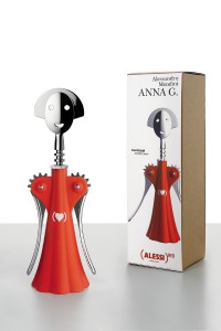 Rot mit Herz: Alessi unterstützt die Initiative (RED) u.a. mit einer Sonderedition von „Anna G.“, designt von Alessandro Mendini. © Alessi