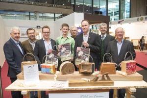 Strahlende CRAFT Design-Gewinner: GF Michael Klamminger und Peter Huber (Messe Graz) mit Harald Lang (Sieger der Kategorie Meister), Daniel Schantl (Sieger der Kategorie Lehrlinge), Prof. Franz Klary (Jurymitglied), Josef Baumann (Sieger in der Kategorie Betriebe) sowie Landesinnungsmeister-Stv. Harald Almer und Landesinnungsmeister KommR Walter Schadler. © Foto Fischer