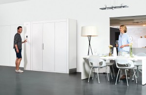 Weltneuheit: KLAFS präsentiert die Sauna S1. In komplett eingefahrenem Zustand ist sie nur 60 cm tief – genau wie ein Schrank. © KLAFS GmbH