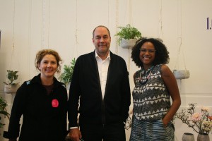 Starkes Trio: Nils Holger Moormann mit Tina Haslinger (blickfang Projektleitung Österreich; l.) und Jennifer Reaves (blickfang GF) auf der blickfang Wien. © WOHNDESIGNERS