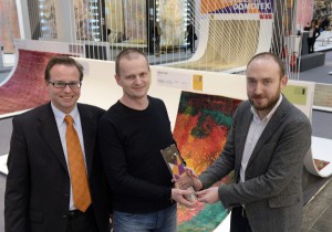 Der Publikumspreis ging an „Glow“ von Zollanvari. Bei der Preisverleihung: Thilo Horstmann (Deutsche Messe) mit Edin Selimovic (Zollanvari AG) und David Young, Hali Publication Ltd. © Deutsche Messe