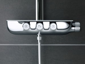 Drücken, Drehen, Duschen – die raffinierte GROHE Rainshower® SmartControl steht in Mailand u.a. bei einer Ausstellung im Rampenlicht. © GROHE