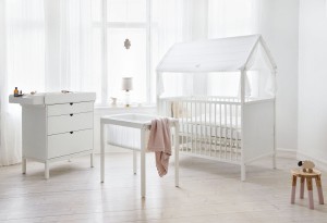 Das ausgezeichnete Kinderzimmer besteht aus Bett, Wiege, Kommode und Wickeltisch. © Stokke®