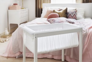 Die Stokke® Home™ Wiege sorgt mit warmen, leichten Textilien für optimalen Schlafkomfort und ist auch als Tagesbett nutzbar. © Stokke®