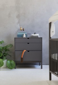 Viel Platz in optimaler Höhe bietet die Stokke® Home™ Kommode - und Freiraum für die Füße unterhalb. © Stokke®