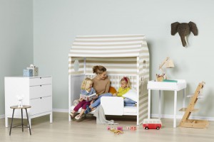 Der flexibel an anderen Modulen befestigbare Stokke® Home™ Wickeltisch, der später auch als Spieltisch verwendet werden kann, ergänzt das modulare, mitwachsende Konzept. © Stokke®