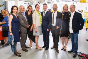 Erfolgreicher Auftakt in Wien: Projektleiterin Ruth Sackl (AUSSENWIRTSCHAFT AUSTRIA), Severin Filek (GF designaustria), Bettina Steindl (Leitung designforum Wien), Anja Hasenlechner (WKO), Kurator Robert Punkenhofer, Patrick Sagmeister (stv. Leiter der AUSSENWIRTSCHAFT AUSTRIA), Reanne Leuning (Branchenmanager Kreativwirtschaft, AUSSENWIRTSCHAFT AUSTRIA) und Martin Fößleitner (Vorstand designaustria) freuen sich (v.l.). © designaustria / Jana Madzigon