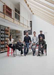 Der „Young Designer Trendtable“ der DOMOTEX: Fünf junge Designer und Stefan Diez eruieren die Trends bei Bodengestaltung. © Verena Kathrein