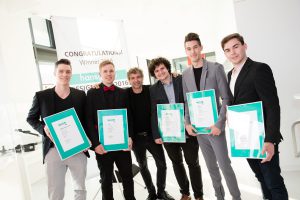 Die Gewinner des Hansgrohe Design Prize by iF (v.l.): Philipp Emmert, Kai Klemett, Eric Kerti, Rok Kostanjšek und Rik Oudenhoven mit Philippe Grohe (3.v.r.). © iF