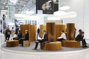 Auf dem Boulevard – konkret zwischen den Hallen 10 und 11 – werden die Designlösungen inszeniert. © Koelnmesse