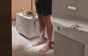 Die Dornbracht Leg Shower bereichert das Private Spa um eine Anwendung für automatisierte Beingüsse – solo oder als ideale Ergänzung zu Comfort Shower. © Thomas Popinger