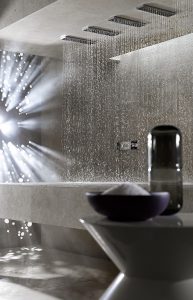 Wassererlebnis im Liegen – die Dornbracht Horizontal Shower mit sechs Massagedüsen macht’s möglich. © Thomas Popinger