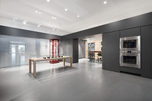 Die Gaggenau-Welt glänzt auch mit der Masterpiece Area, in der aktuell Robbe & Berking funkelt. © Gaggenau